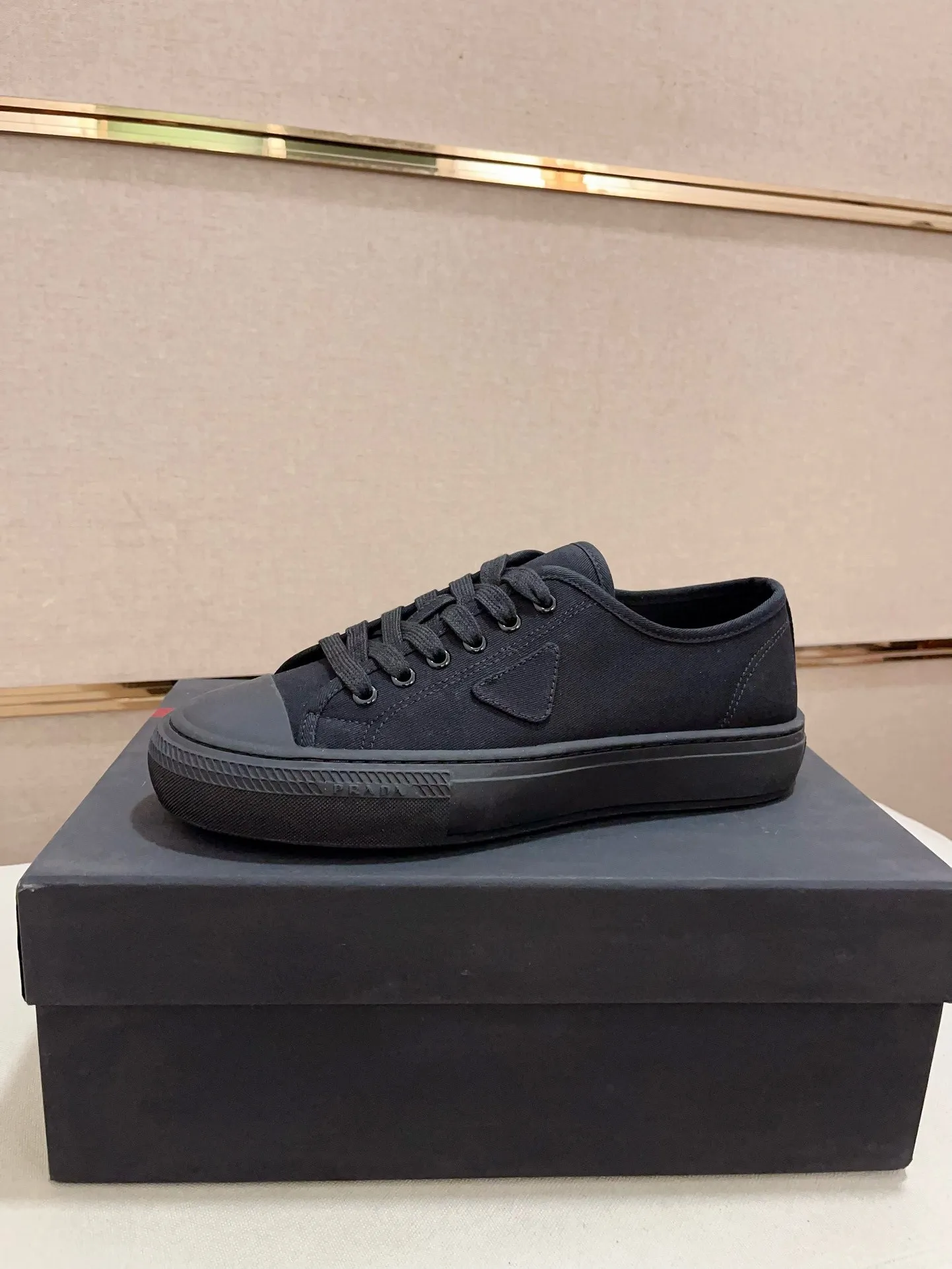 Men's shoes 💰 580💰 ✔️✔️✔️High-quality new PRADA counters are launched at the same time. The new men's shoes and 😘fabrics are selected from first-layer cowhide and are made by pure handicrafts. Lining: Full cowhide lining. 👍🏿 High-end ☄️ air-cushion molded anti-slip rubber outsole, exquisite lines, simple and elegant, comfortable and high-end for leisure travel. Code number: 38 to 44 (45 can be customized)